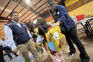 Equipos regionales de Chile Crece Contigo se despliegan en zonas de incendios forestales para entregar Kit de Emergencia a niños y niñas